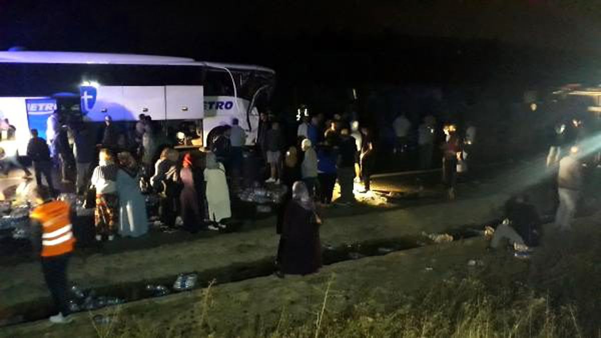 Yolcu otobüsü, devrilen tır\'a çarptı