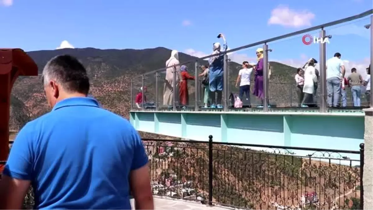 Adrenalin tutkunları Torul Kalesi cam seyir terasına akın ediyor