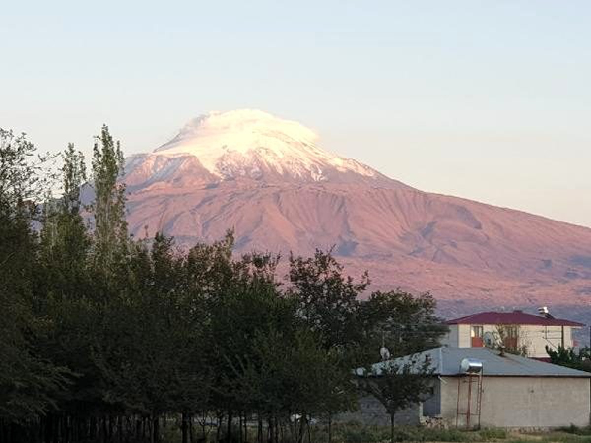 Ağrı dağı\'na mevsimin ilk karı yağdı
