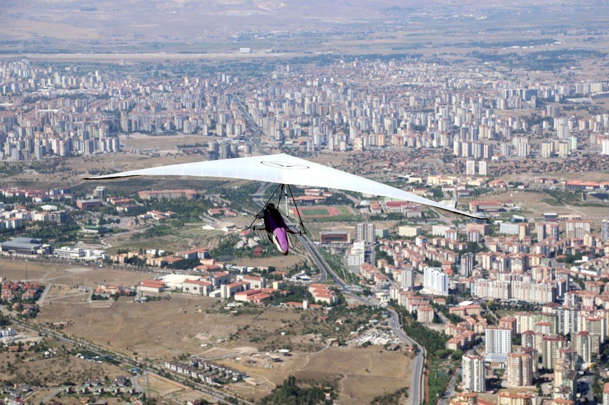 Ali Dağı\'nda Türkiye Yelken Kanat Şampiyonası Heyecanı