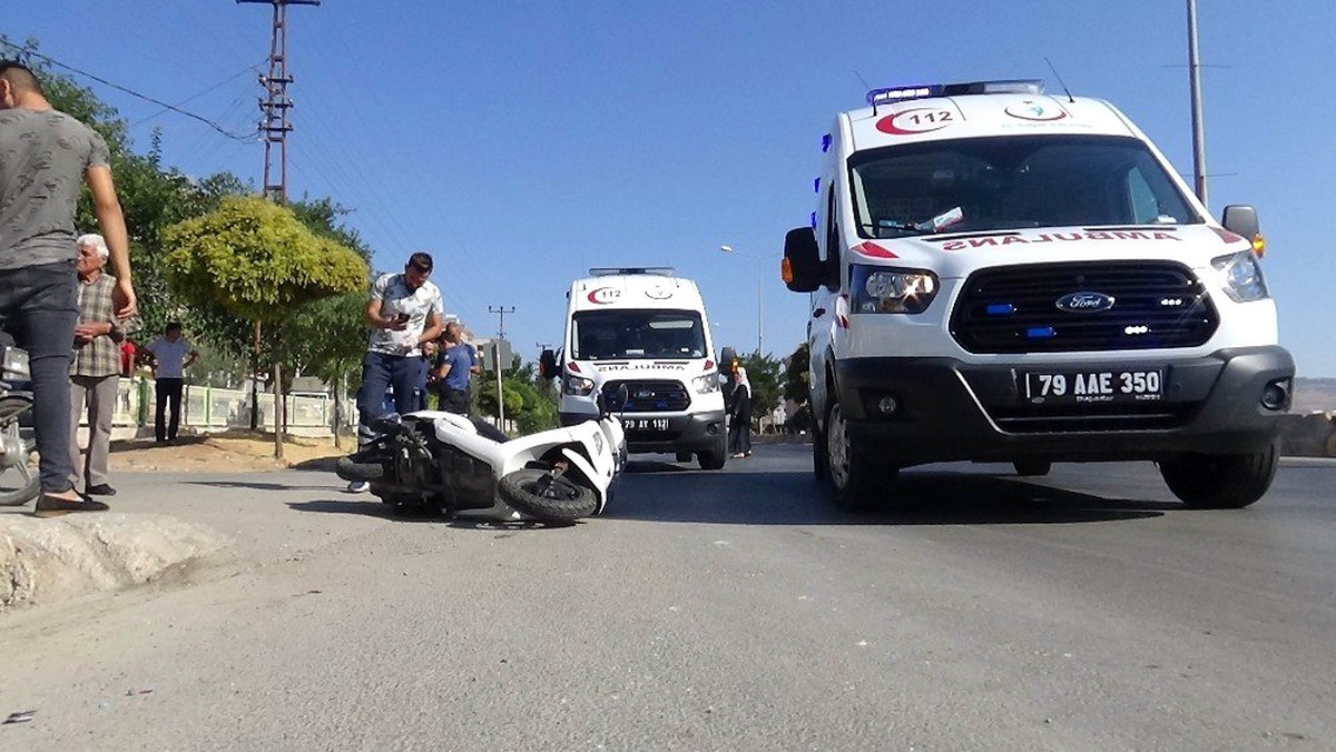 Ani fren yapan motosiklet devrildi: 3 yaralı