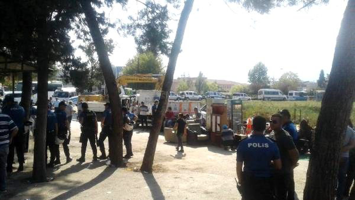 Belediye ekipleri ile minibüs şoförlerinin durak yıkım kavgası