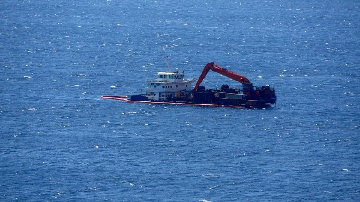 Bozcaada\'da karaya oturan gemi kurtarıldı