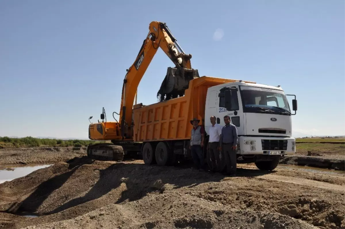 Bulanık\'ta stabilize yol yapım çalışmaları devam ediyor