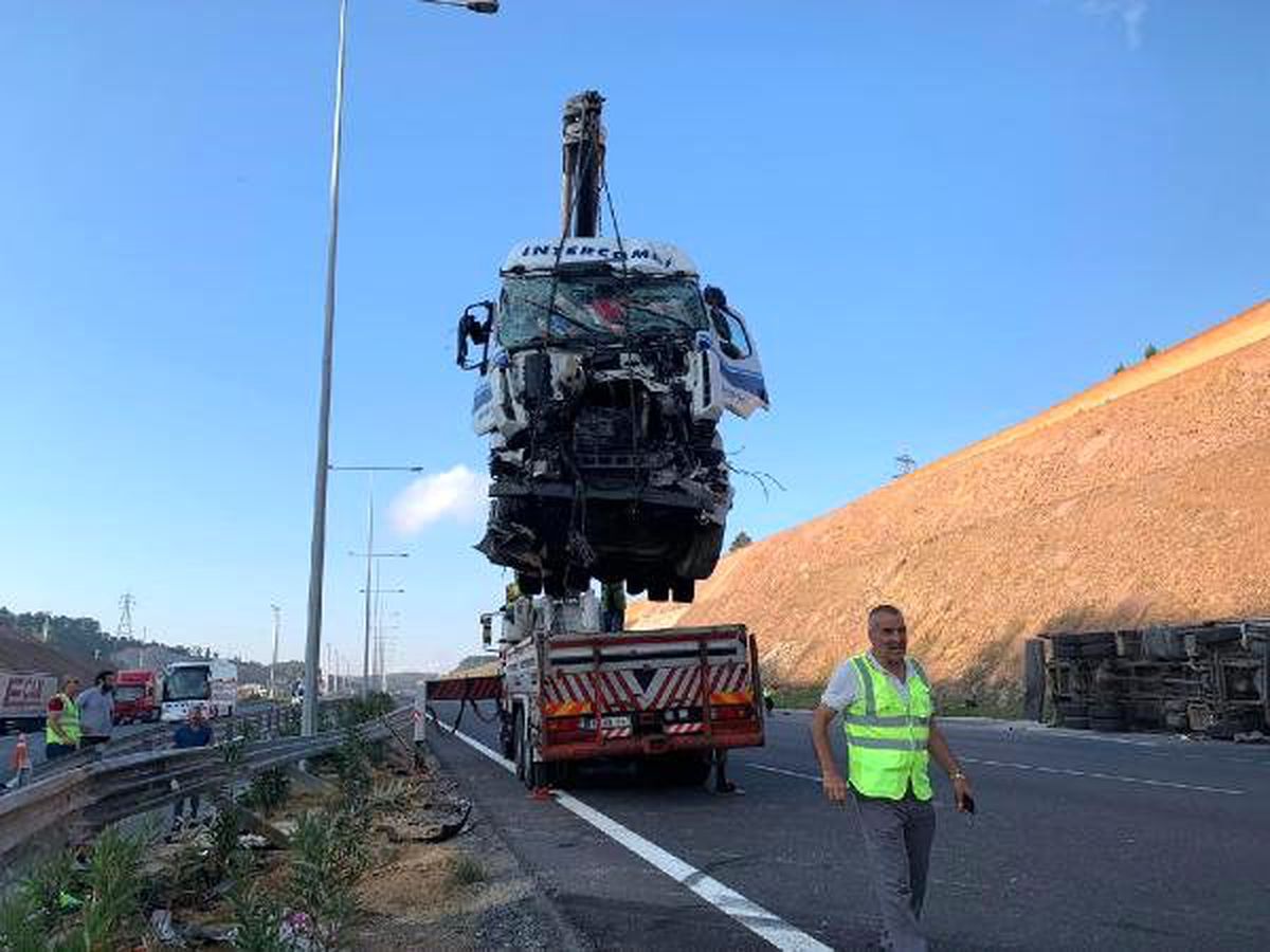Çekmeköy\'de tır\'la kamyon çarpıştı, sürücüler yaralandı