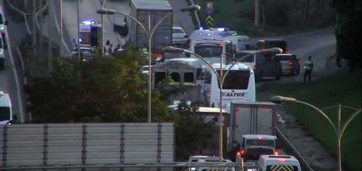 Esenyurt TEM bağlantı yolunda 7 araçlık zincirleme trafik kazası: 1\'i ağır 5 yaralı
