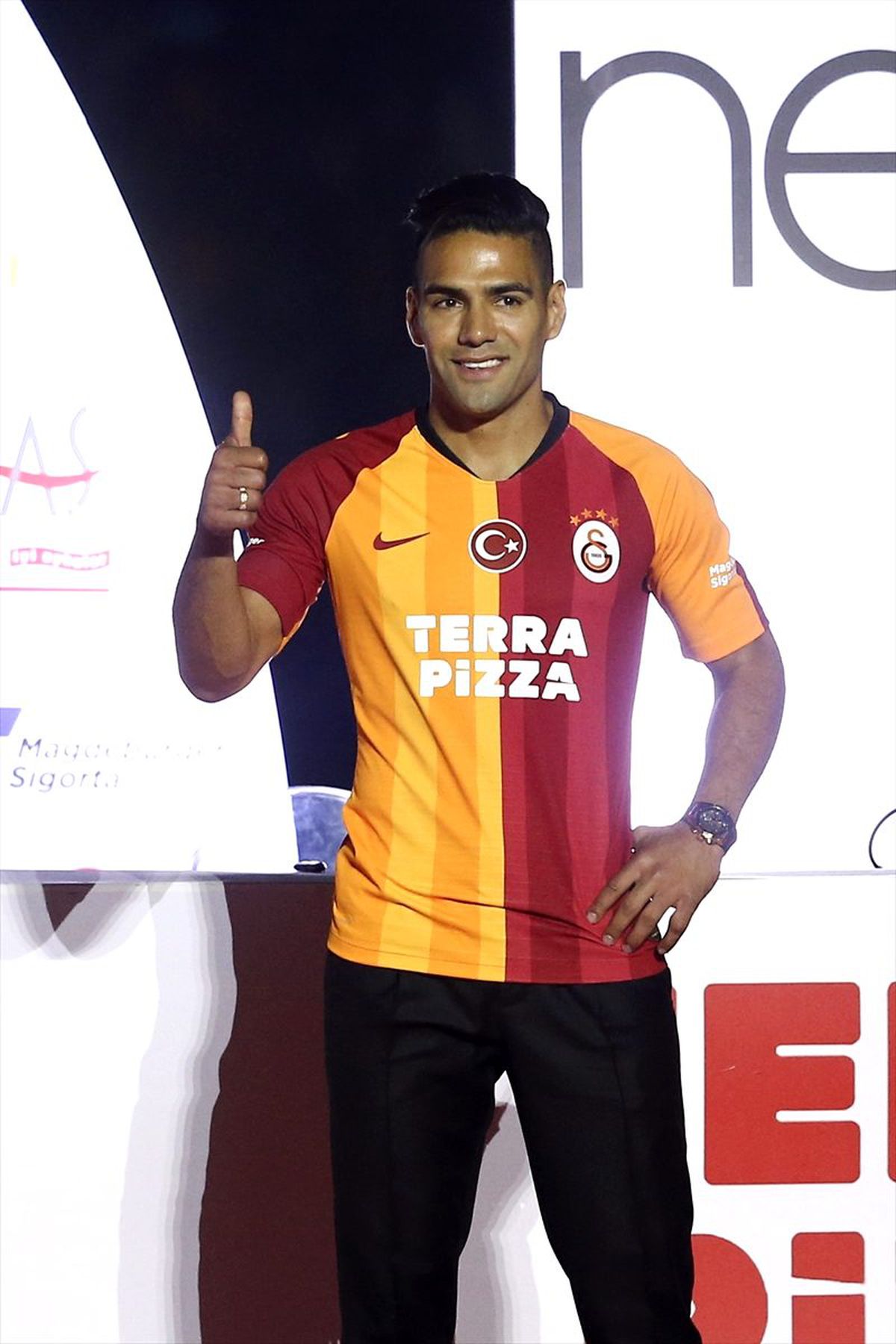 Galatasaray\'da görkemli imza töreni