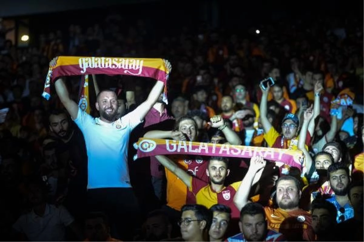 Galatasaray\'dan imza şov