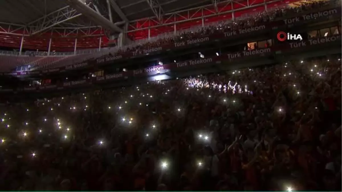 Galatasaray\'dan Türk Telekom Stadyumu\'nda imza şov