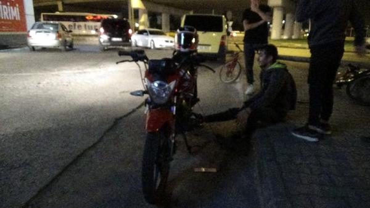 Hırsını alamayan sürücü önce otobüse, sonra motosiklete çarpıp kaçtı