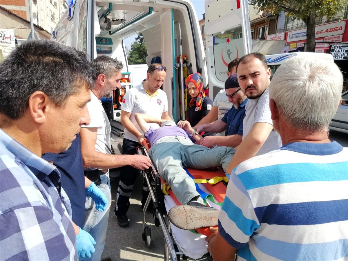 İnegöl\'de motosiklet ile kamyonet çarpıştı: 1 yaralı