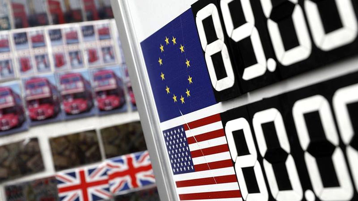 İngiltere\'de Brexit belirsizliği Sterlin\'in Dolar karşısında değer kaybetmesine yol açtı