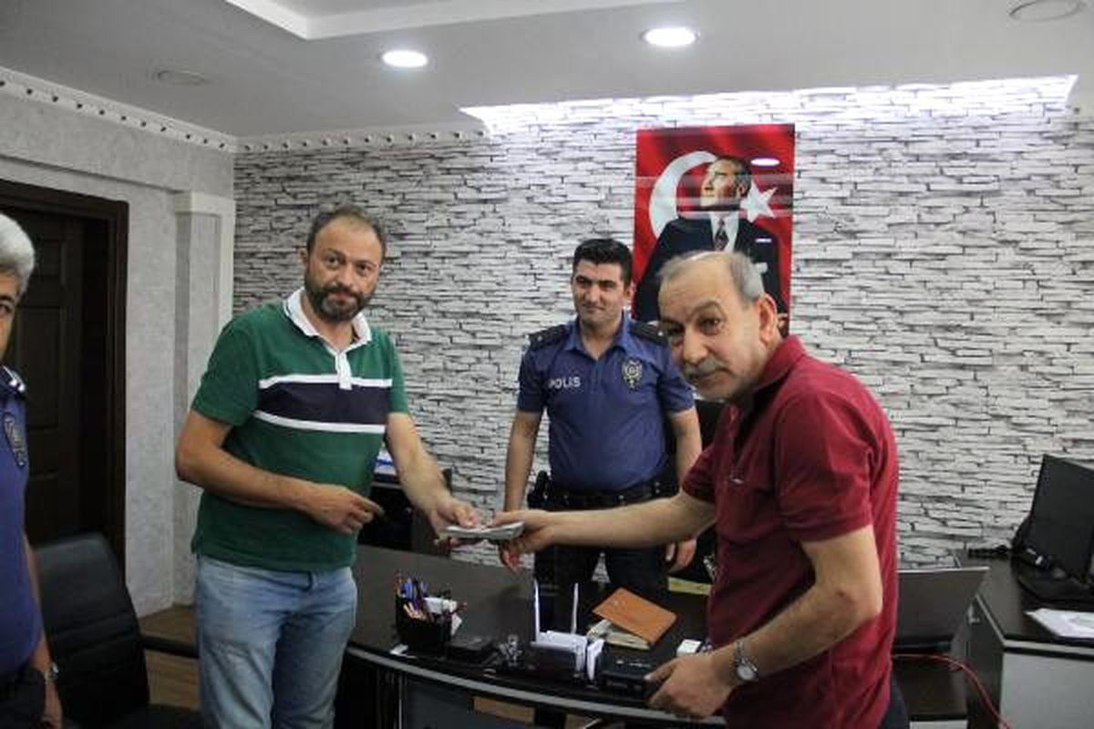 İş yeri önünde bulduğu 10 bin doları, sahibine teslim etti