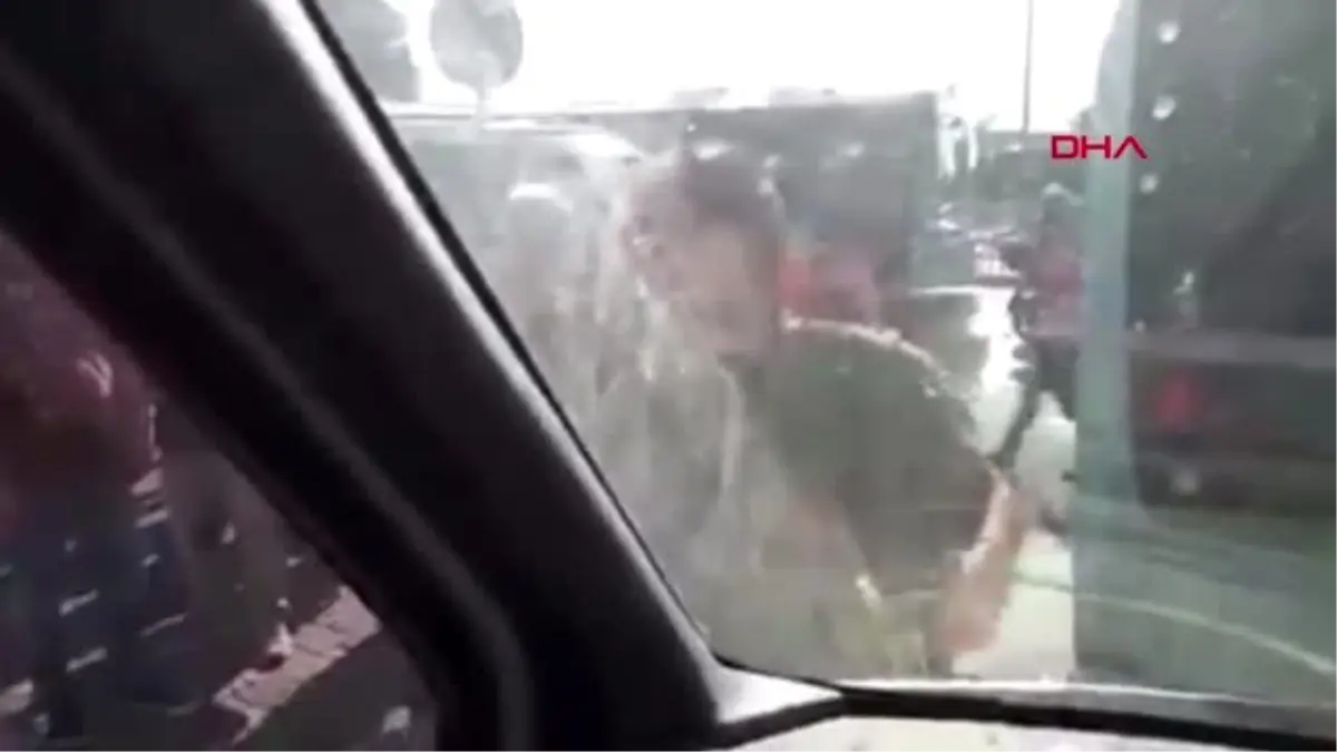 Kadıköy\'de öfkeli minibüsçünün kamyonete saldırısı kamerada