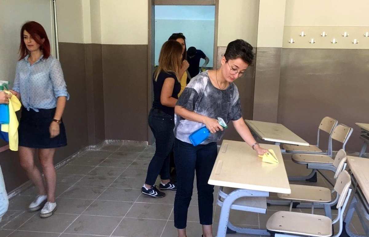 Kalem tutan eller, bu defa temizlik yaptı