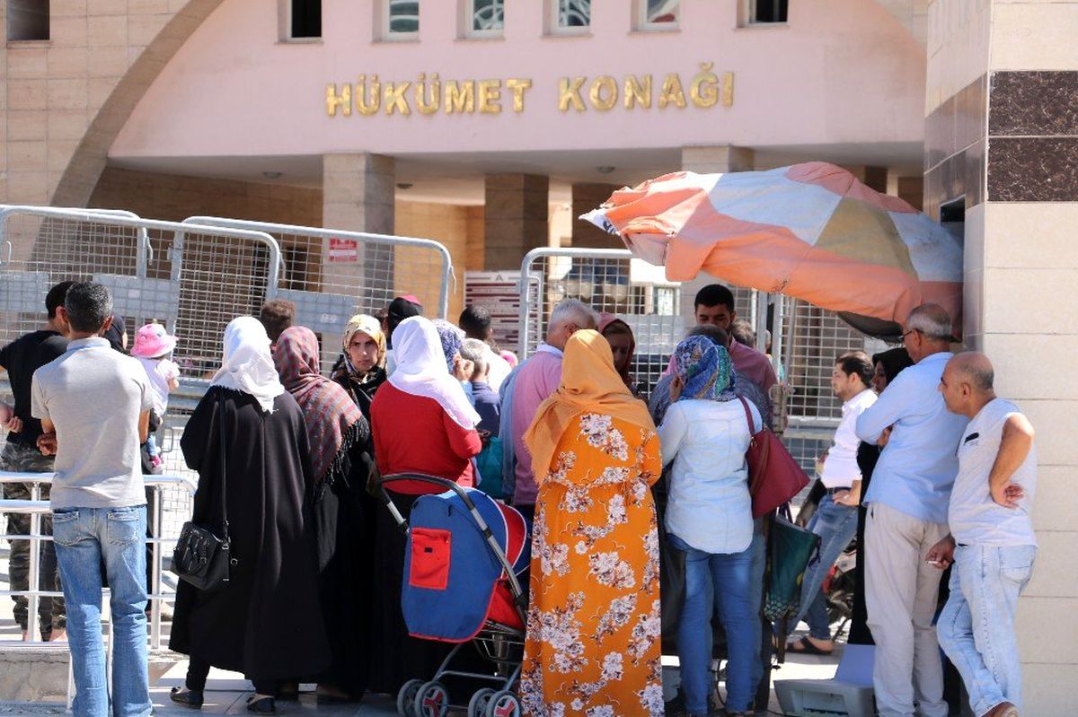 "Kanada\'ya mülteci alınacak" yalanı, Suriyelileri valilik binasına akın ettirdi