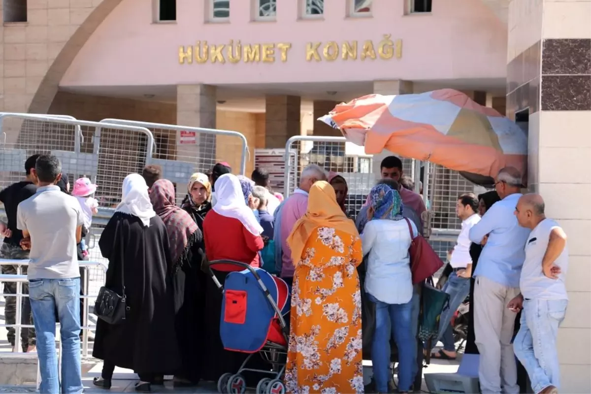 Sosyal medyadaki yalana inanan Suriyeliler, valilik binasına akın etti