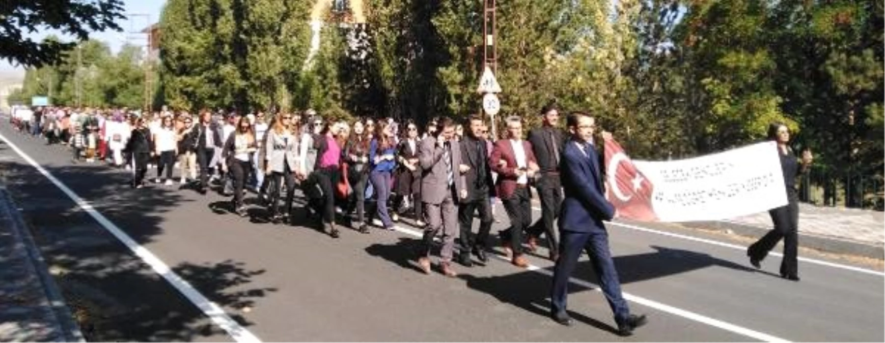 Kars\'ta öğretmenlerden bayraklı yürüyüş