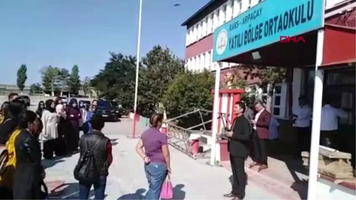 Kars\'ta öğretmenlerden bayraklı yürüyüş