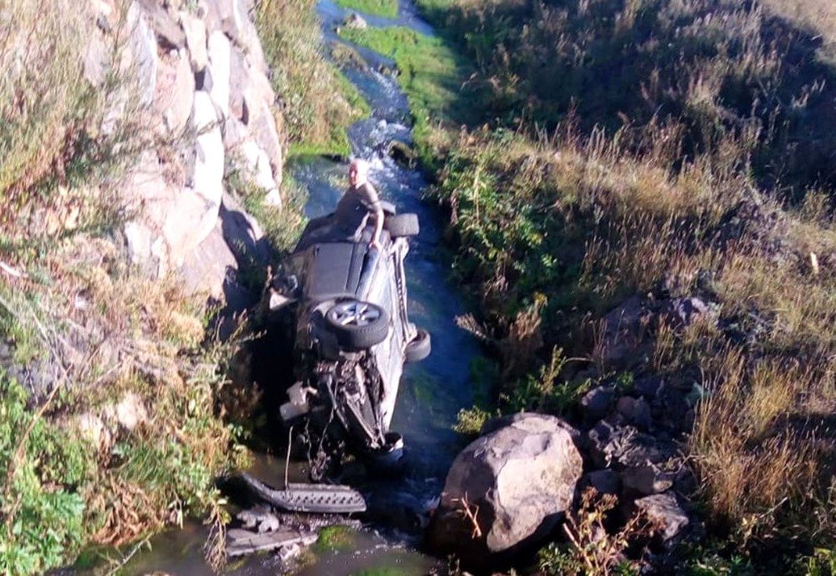 Kars\'ta otomobil dereye uçtu: 2 yaralı