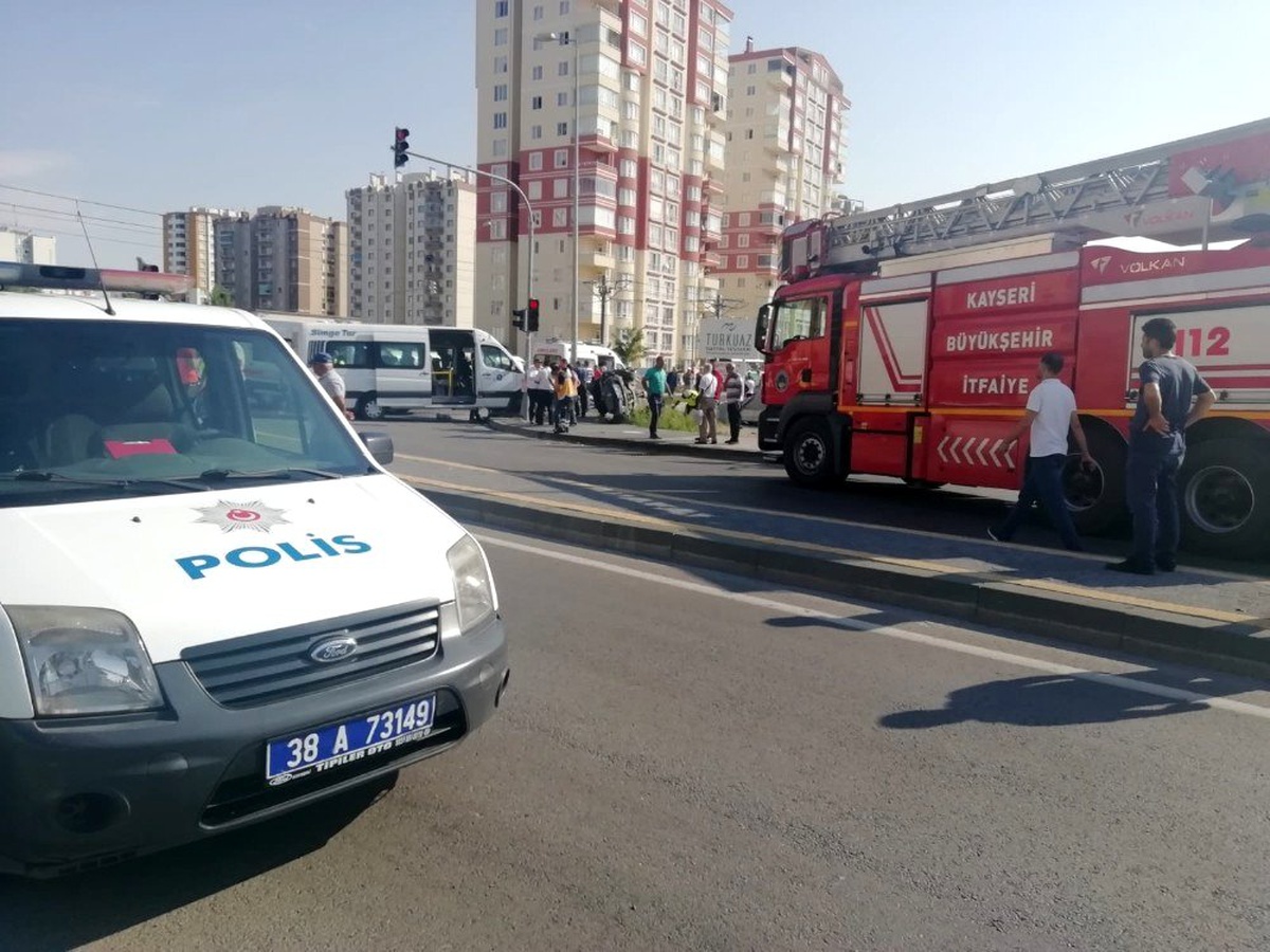 Kayseri\'de 3 aracın karıştığı kazada çok sayıda yaralı var