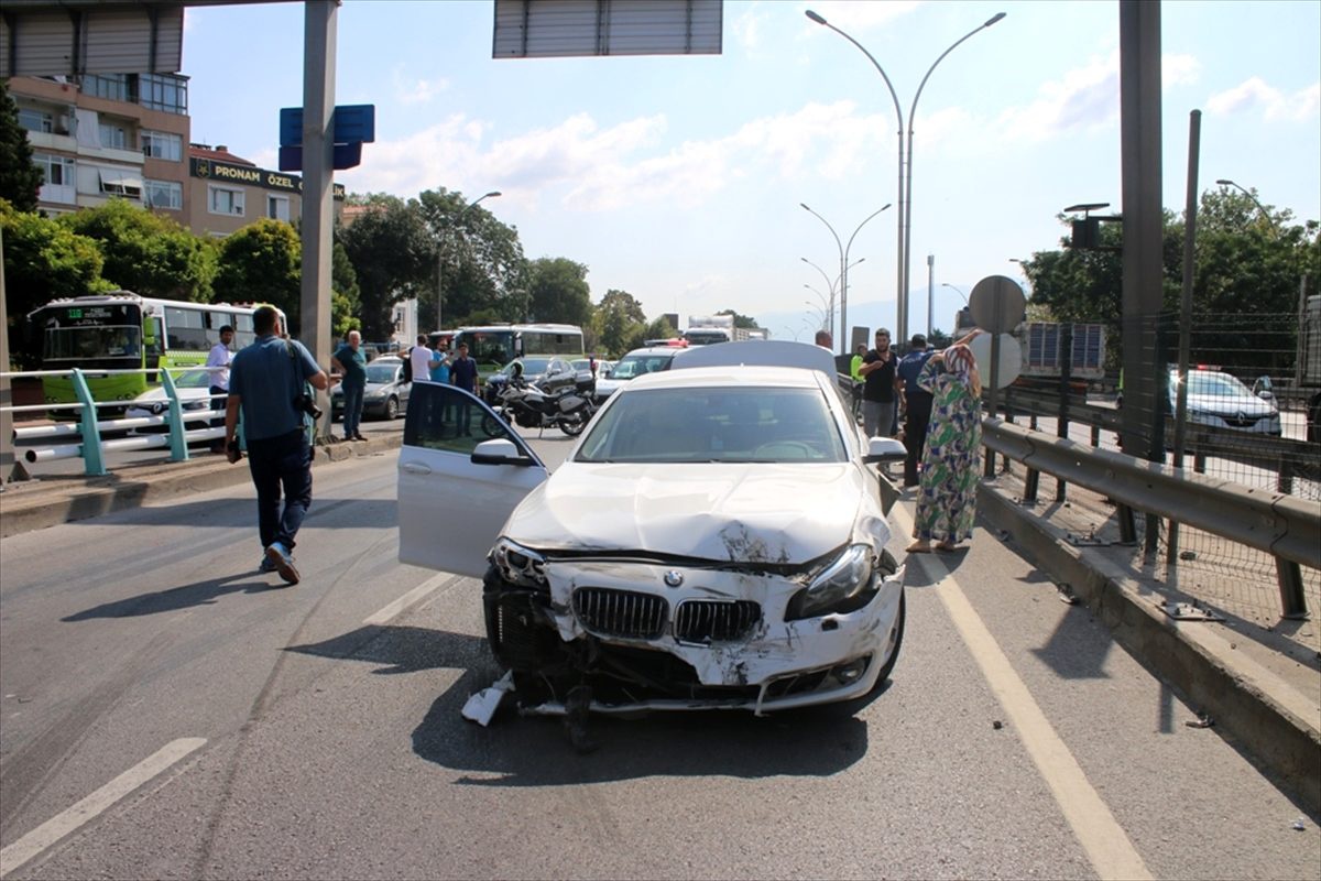 Kaza yapan tır karşı şeride geçti