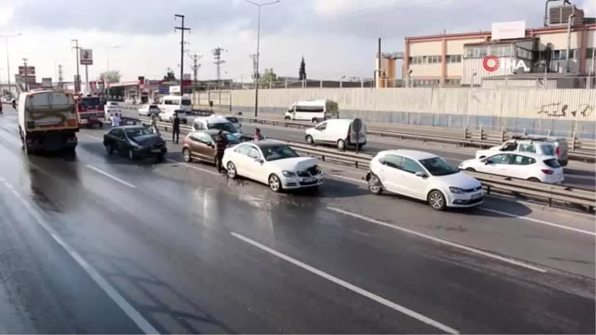 Kocaeli\'de 7 aracın karıştığı zincirleme kaza...Trafiğin durduğu yolda uzun araç kuyruğu oluştu