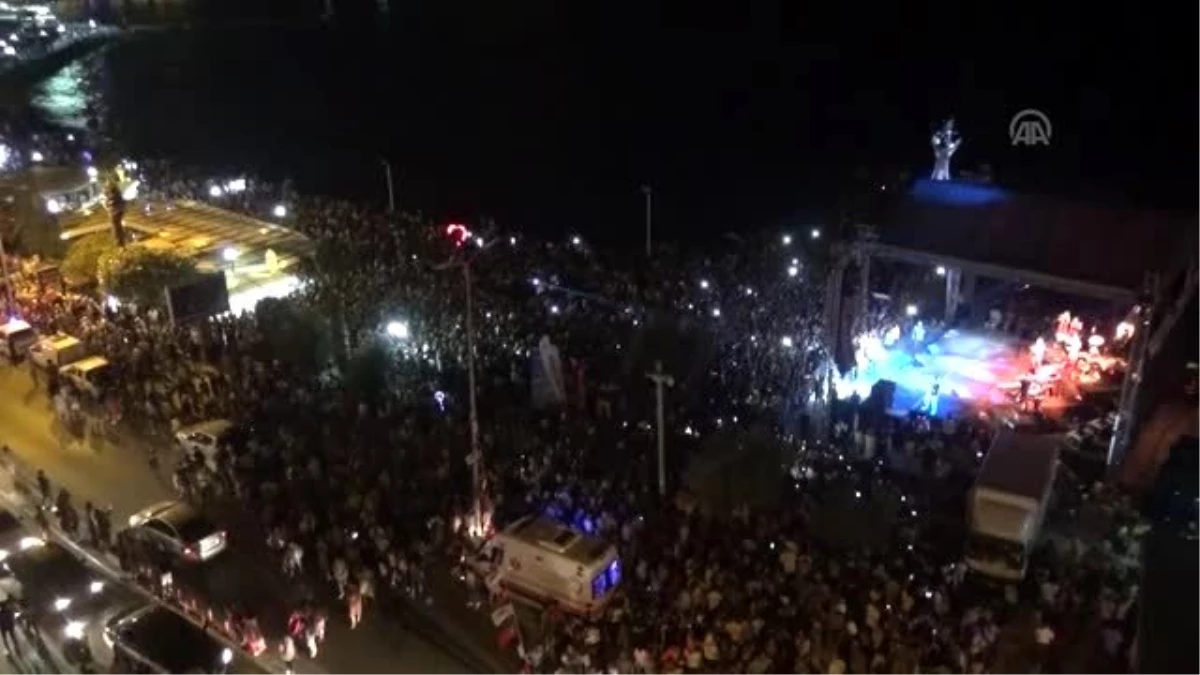 Kuşadası\'nda Murat Dalkılıç konseri