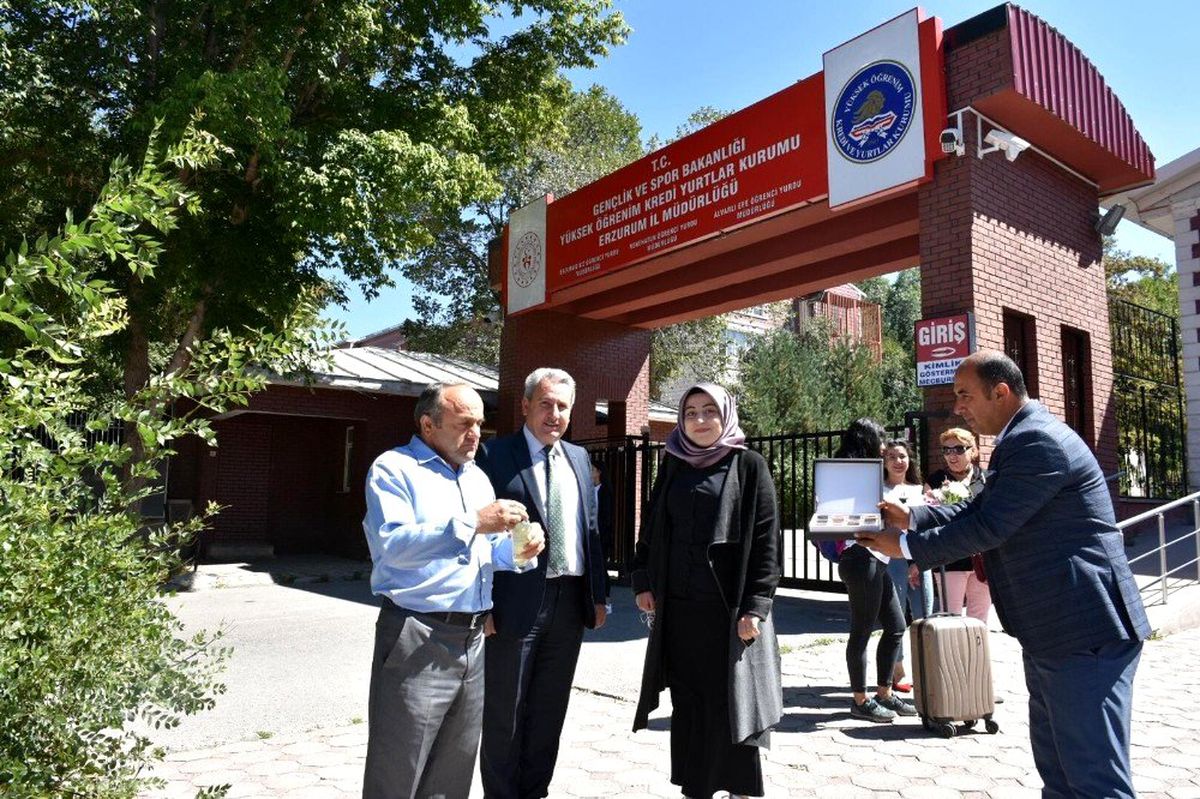 KYK\'lı öğrencilere çiçekli karşılama