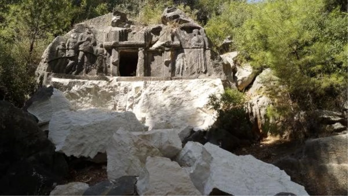 Likya dönemi kaya mezarının eyp ile tahrip edilmesine tepki