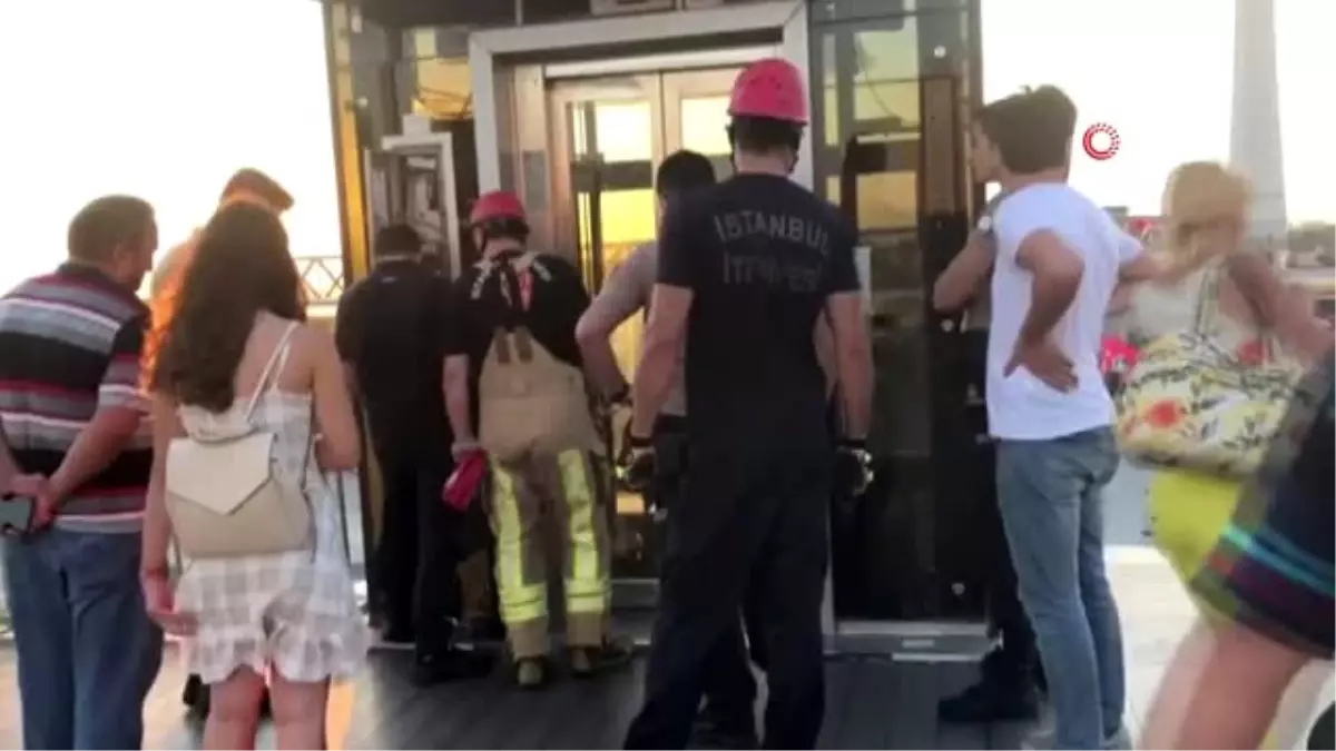 Metrobüs asansöründe mahsur kalan bebekli çift zor anlar yaşadı