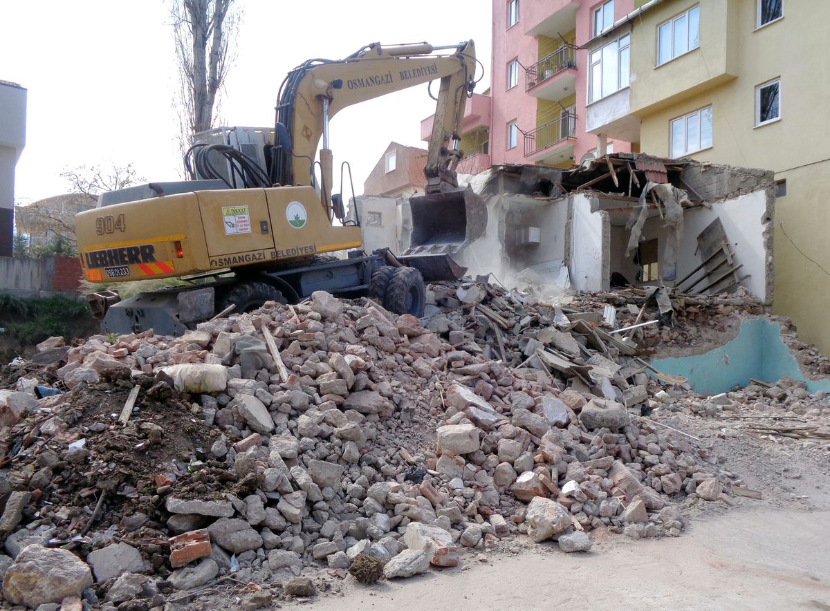 Osmangazi\'de metruk binalar tek tek yıkılıyor