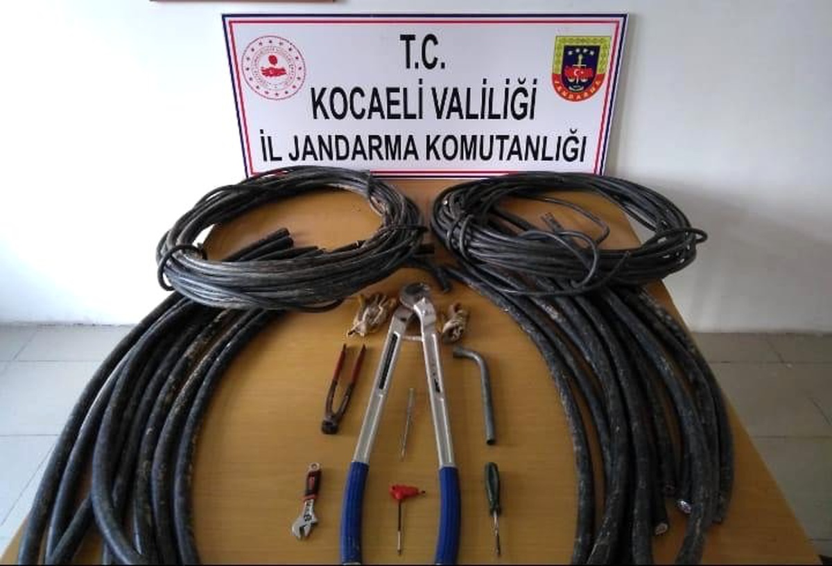 Otoyol ve iş yerlerinden çaldıkları kabloları satanlar suçüstü yakalandı