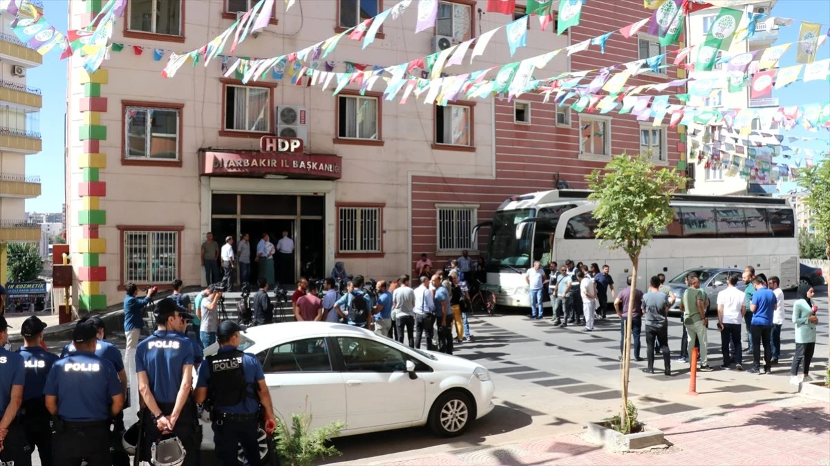 Oturma eylemi yapan Diyarbakır annelerinden HDP\'lilere tepki