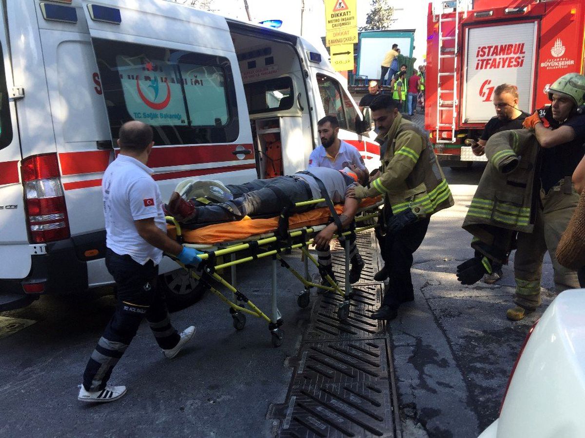 (Özel) Acısını unutup araçta sıkışan arkadaşının kurtarılışını bekledi