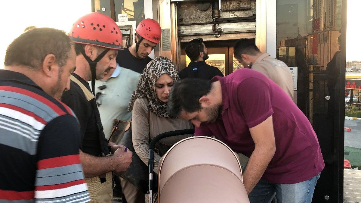 (Özel) Metrobüs asansöründe mahsur kalan bebekli çift zor anlar yaşadı