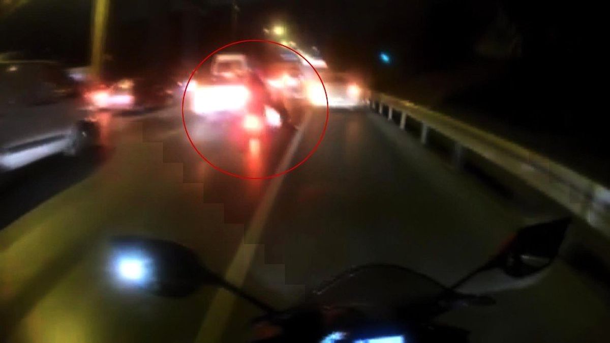 (Özel) Motosikletle şov yapan gencin "yanlama" kazası kamerada