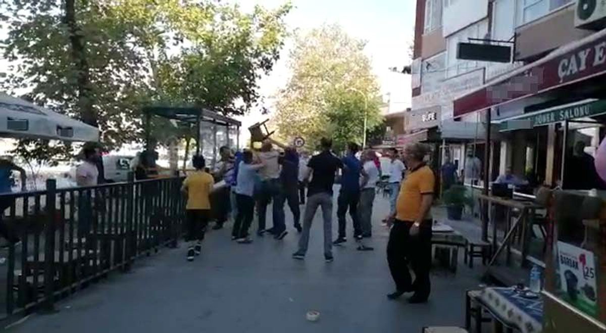 (Özel) Pendik\'te taburelerin havada uçuştuğu kavga kamerada