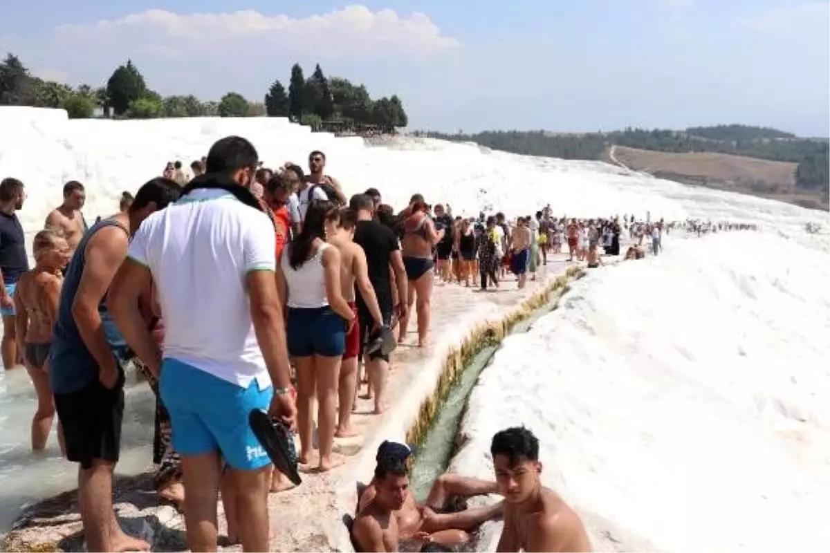 Pamukkale\'ye ağustos ayında 400 bin ziyaretçi geldi