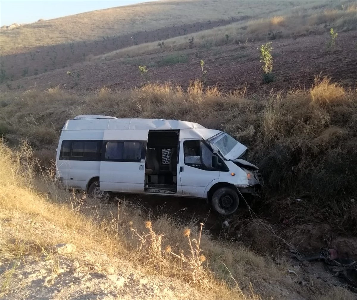 Şanlıurfa\'da minibüs devrildi: 2 yaralı