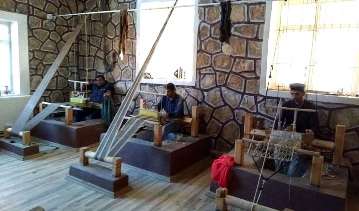 Siirt\'te yöre halkı hem meslek öğreniyor hem de para kazanıyor