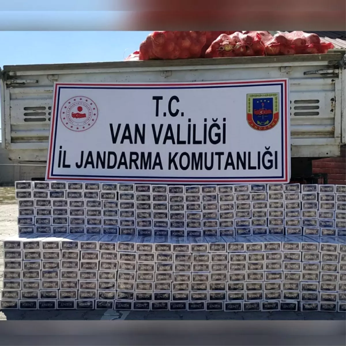 Soğan çuvallarının altında 4 bin paket kaçak sigara çıktı