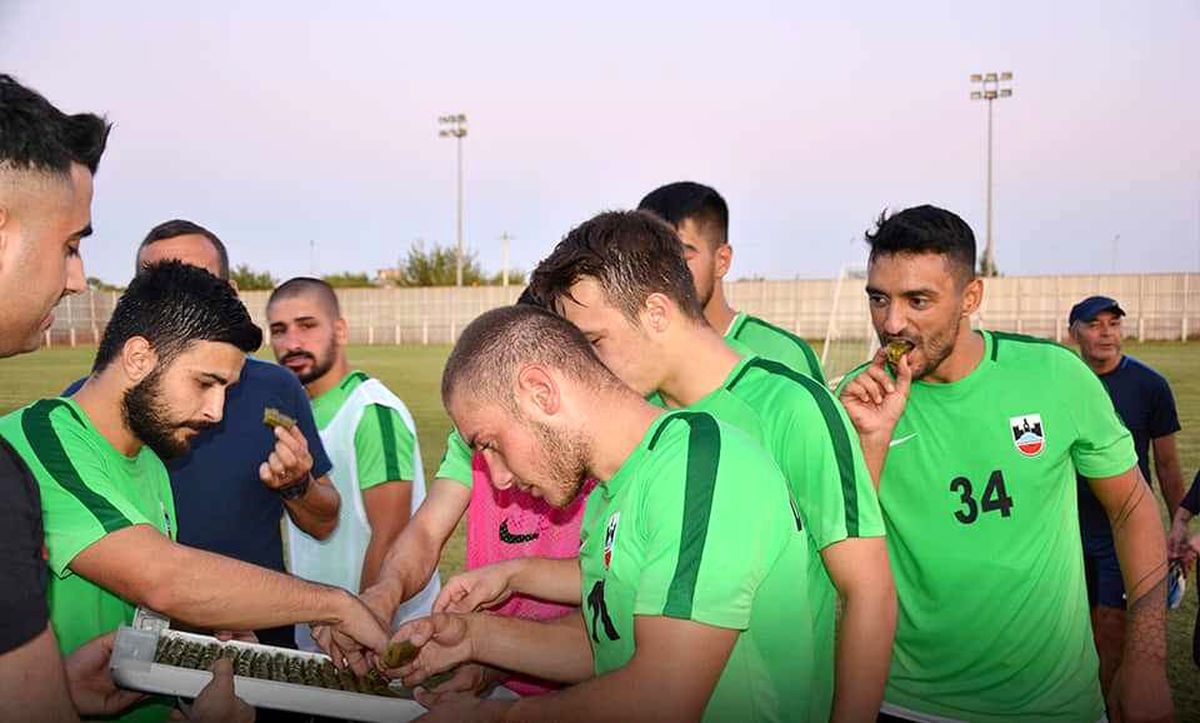 Taraftarlardan futbolculara tatlı ikramı