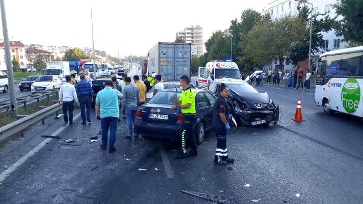 Tem bağlantı yolunda zincirleme kaza: 1\'i ağır, 4 yaralı (1)