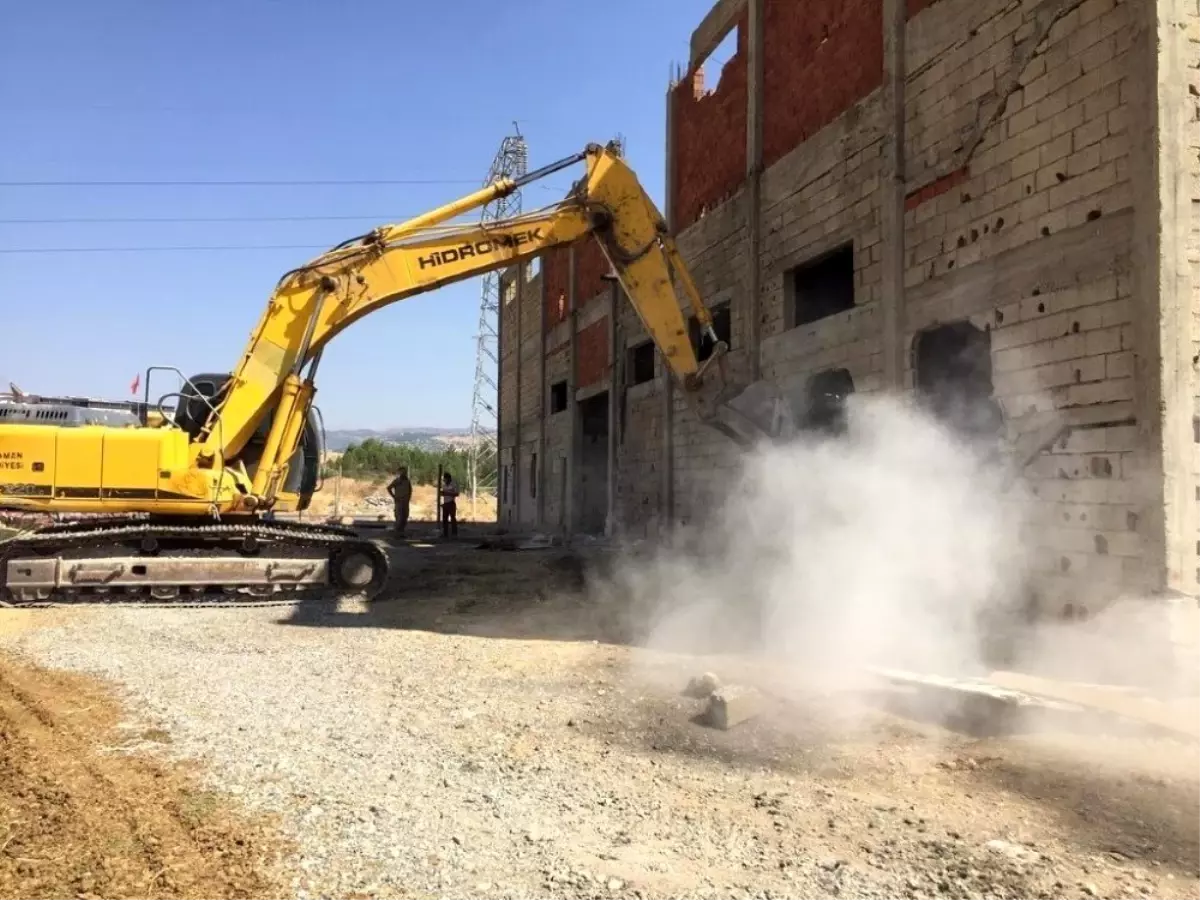 Terminal Caddesi\'nde yol genişletme çalışması