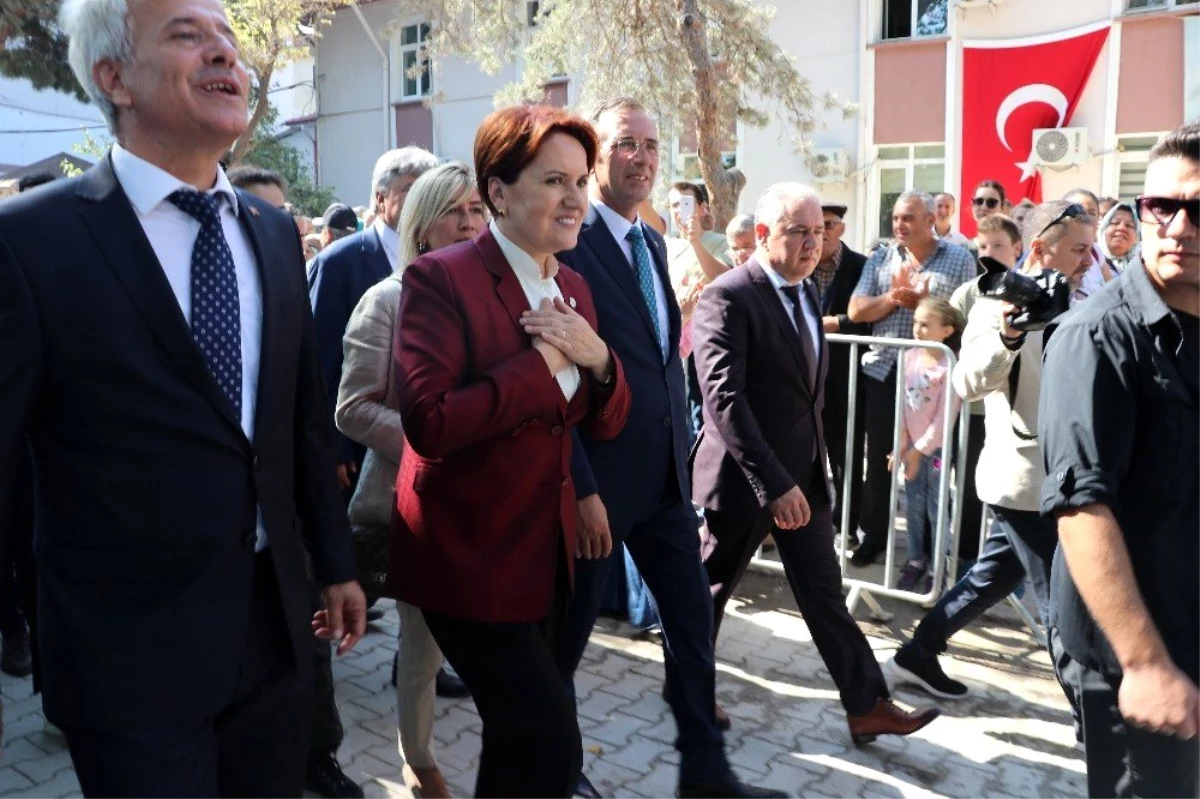 Akşener, Susurluk\'un kurtuluşu törenlerine katıldı