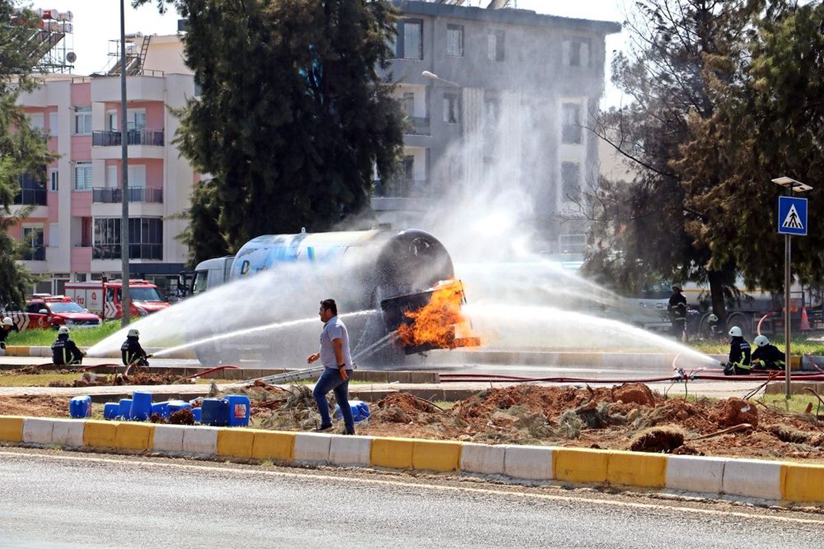 Antalya\'da LPG tankeri 7,5 saattir yanıyor