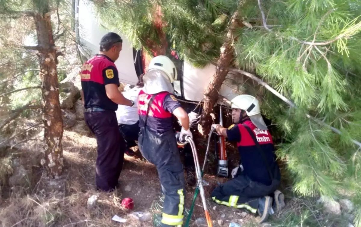 Araçta sıkışan sürücüyü itfaiye kurtardı