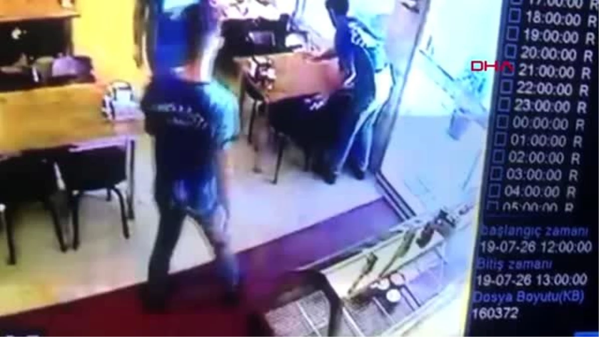 Arnavutköy\'de kahvehanede silahlı saldırı 2 yaralı