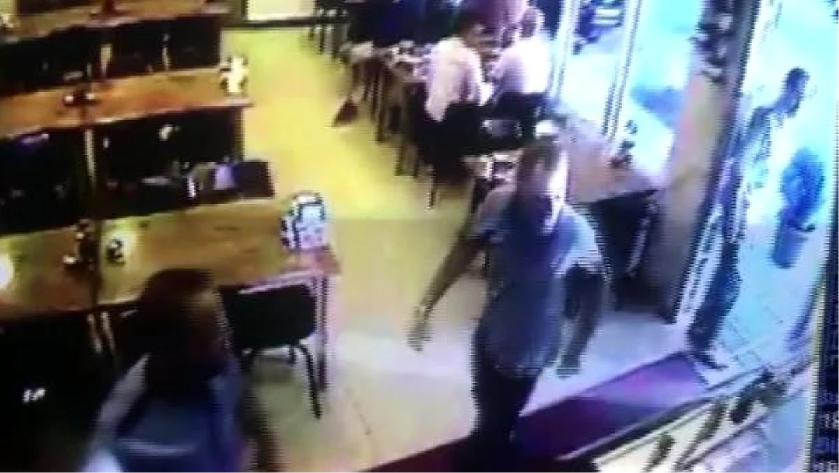 Arnavutköy\'de kahvehanede silahlı saldırı; 2 yaralı